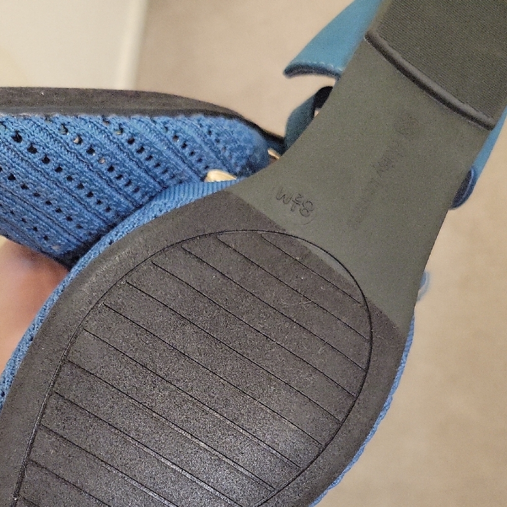 Daisy Fuentes Blue Sandals - Picture 2 of 2